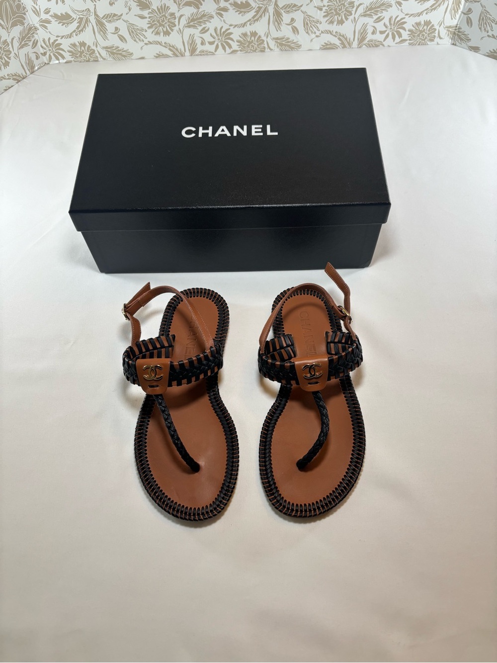 CHANEL Brown and Black Leather CC Logo Thong Sandals - Picture 2 of 10